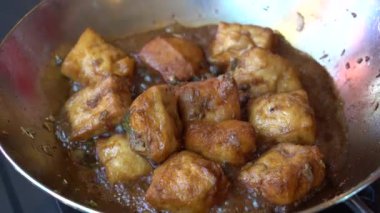 Kızartma tavası, doğranmış sarımsak, yeşil biber ve soya peyniri, yakın çekim. Endonezya 'da. Endonezya geleneksel yemekleri