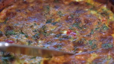 Sebze frittata, basit vejetaryen gıda ile Seramik kase. Ahşap masa üzerinde domates, biber, soğan ve peynir ile Frittata, yakın. İtalyan yumurtalı omlet