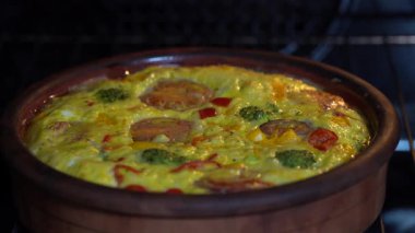 Sebze frittata, basit vejetaryen gıda ile Seramik kase. Yumurta, domates, biber, soğan, brokoli ve peynir ile Frittata, yakın. Fırında İtalyan yumurtaom