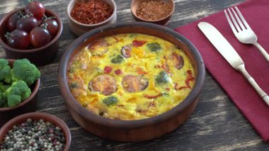 Sebze frittata, basit vejetaryen gıda ile Seramik kase. Yumurta, domates, biber, soğan, brokoli ve peynir ile ahşap masada Frittata, yakın. İtalyan yumurta omlet, döner