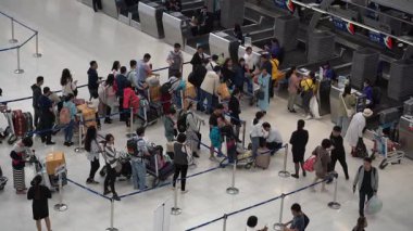 Bangkok, Tayland - 20 Ocak 2020: Yolcular Suvarnabhumi Havaalanı, Bangkok, Tayland 'daki gişelere ulaşır. Suvarnabhumi Havaalanı Güneydoğu Asya 'nın en büyük uluslararası havaalanlarından biridir.