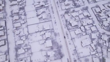 Kış zamanı özel evleri ve bahçeleri olan Ukrayna kar köyünün hava manzarası. Bir İHA 'dan ateş etmek. Ukrayna, Doğu Avrupa