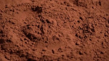 Doğal koyu kahverengi kakao tozu desenli arka plan, yakın plan, dönüş. Bir yığın organik kakao tozu. 