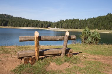 Tezgah lake yakınlarında. Güzel mistik göl. Kara Göl, Durmitor Milli Parkı. Karadağ