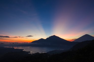 Volkan ve gündoğumu zaman, Bali, Endonezya Gölü Batur.