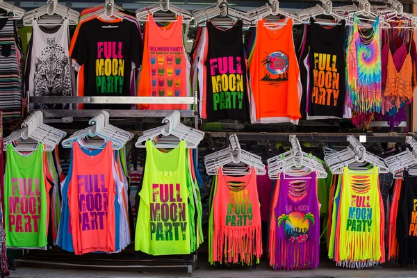 Colorful T-shirts sold on the street shop during the full moon party. Island Koh Phangan, Thailand — Stock Photo, Image