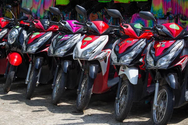 Motorrad, das auf der Straße geparkt war und an Touristen vermietet wurde. island koh phangan, thailand — Stockfoto