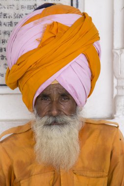 Amritsar, Pencap, Hindistan altın tapınağı ziyaret Sih adam.