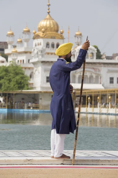 Sikh man besucht den goldenen Tempel in amritsar, punjab, indien. — Stockfoto