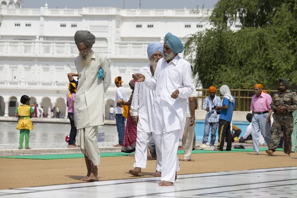 Sikhs und indianer besuchen den goldenen tempel in amritsar, punjab, indien. — Stockfoto