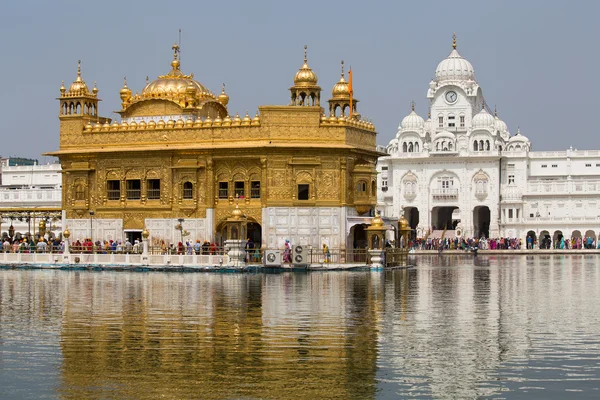 Sikhs et Indiens visitant le Temple d'Or à Amritsar, Punjab, Inde . — Photo