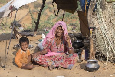Hintli kadın ve çocuk Pushkar. Hindistan