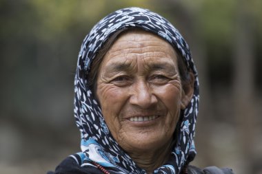 Leh, Ladakh sokakta portre yaşlı kadın. Hindistan