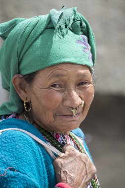 Leh, Ladakh sokakta portre yaşlı kadın. Hindistan