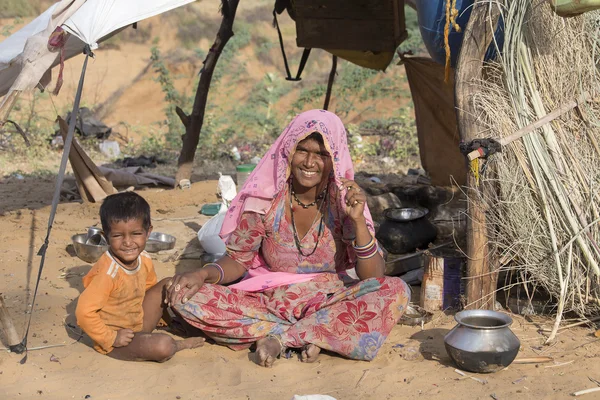 Donna e bambino indiani a Pushkar. India — Foto Stock