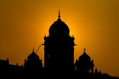 amritsar, Hindistan günbatımında tapınakta siluet