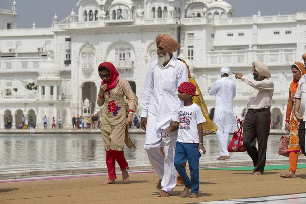 Sijs y gente india visitando el Templo Dorado en Amritsar, Punjab, India . —  Fotos de Stock
