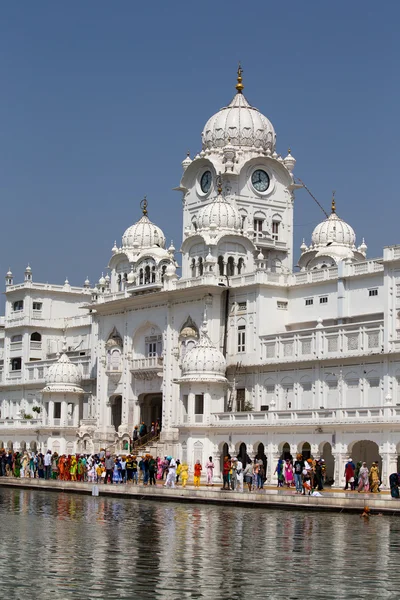 Sikh e indiani in visita al Tempio d'Oro di Amritsar, Punjab, India . — Foto Stock