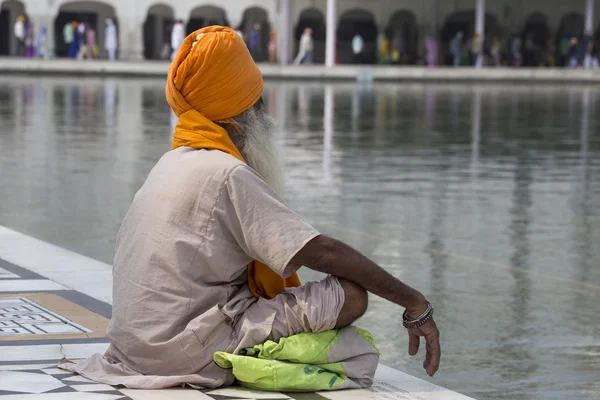 Sikh uomo in visita al Tempio d'Oro di Amritsar, Punjab, India . — Foto Stock
