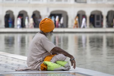 Amritsar, Pencap, Hindistan altın tapınağı ziyaret Sih adam.