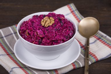 taze salata pancarı ve ceviz beyaz plaka üzerinde
