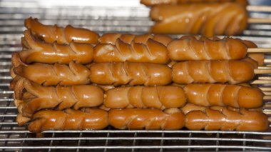 Tayland piyasada ızgara sosis