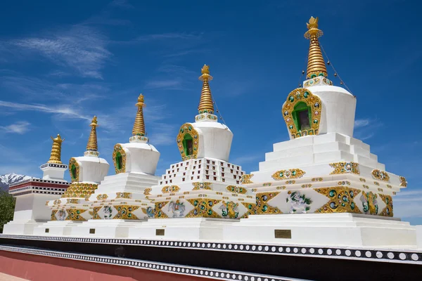 佛教白色佛塔和蓝天。Thiksey 修道院，Leh，拉达克，印度 — 图库照片
