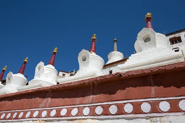 Fehér buddhista sztúpa és a kék ég. Thiksey kolostor, Leh, Ladakh, India — Stock Fotó