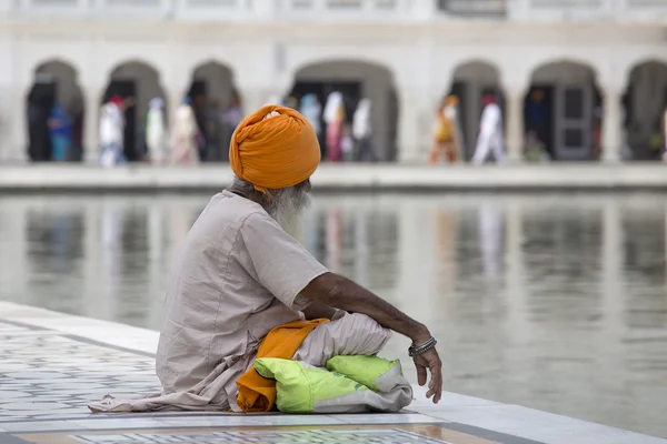 Homem sikh visitando o Templo de Ouro em Amritsar, Punjab, Índia . — Fotografia de Stock
