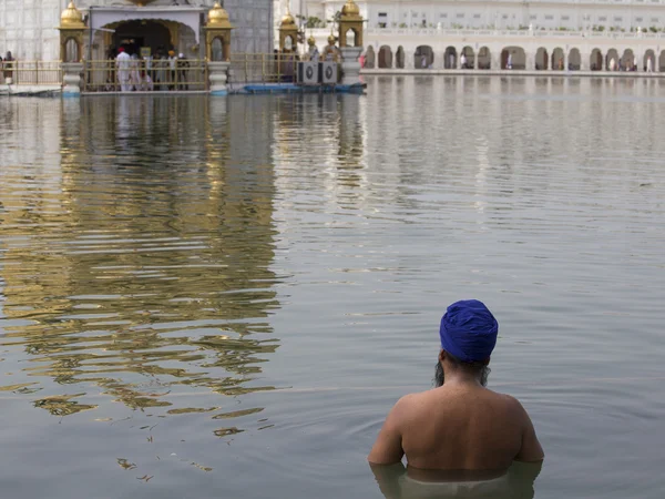 Sikh man visiting the Golden Temple in Amritsar, Punjab, India. — Stock Photo, Image