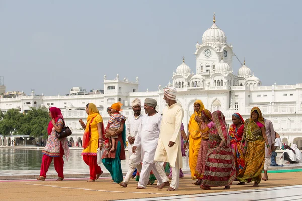 Sikhs und indianer besuchen den goldenen tempel in amritsar, punjab, indien. — Stockfoto