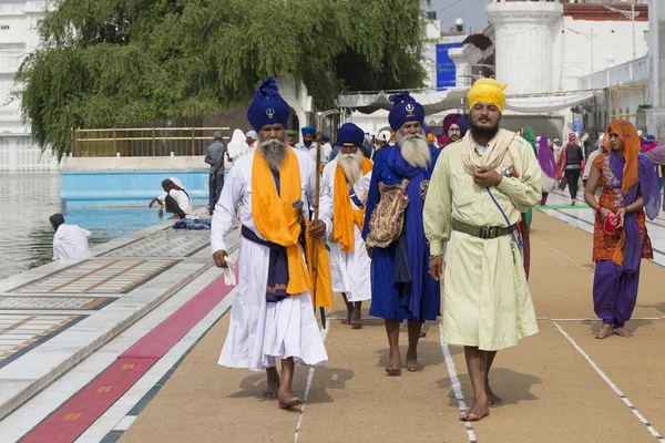 Sikhs en Indische mensen een bezoek aan de gouden tempel in Amritsar, Punjab, India. — Stockfoto