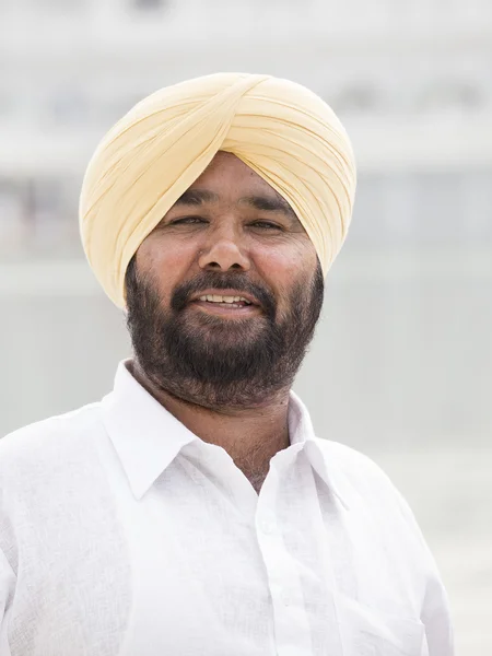 Hombre sij visitando el Templo de Oro en Amritsar, Punjab, India . — Foto de Stock