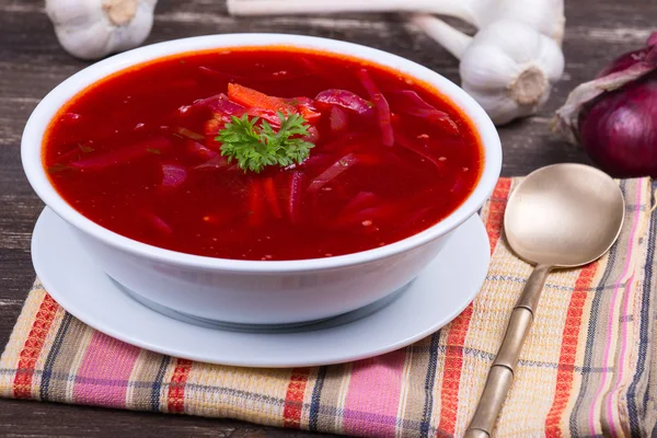 Красный свекольный суп, борщ на столе — стоковое фото
