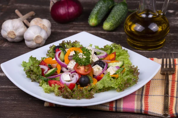 Masanın üzerine taze sebze Yunan salatası — Stok fotoğraf