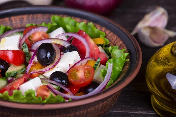 Salada grega vegetal fresca na mesa — Fotografia de Stock