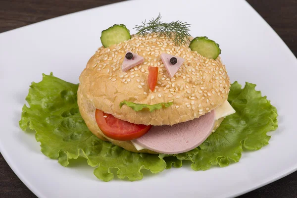 Hamburger looks like a funny muzzle — Stock Photo, Image