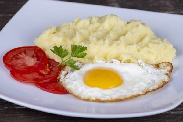 揚げ卵とトマトとマッシュ ポテト — ストック写真