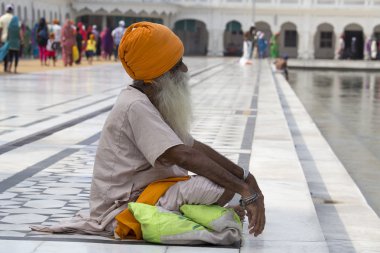 Amritsar, Pencap, Hindistan altın tapınağı ziyaret Sih adam.