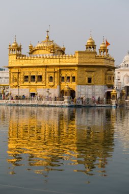 Sihler ve Hint insanlar Amritsar, Pencap, Hindistan altın tapınağı ziyaret.