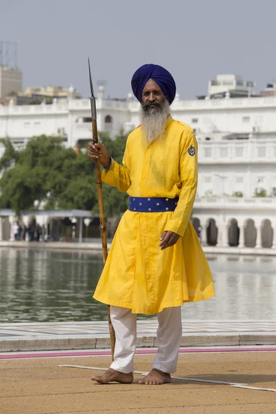 Sikh man besucht den goldenen Tempel in amritsar, punjab, indien. — Stockfoto