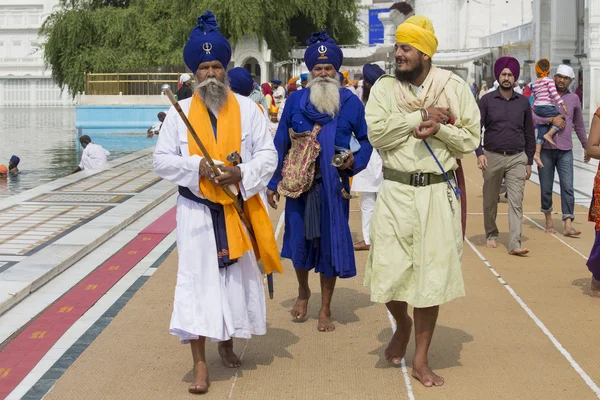Sikhs et Indiens visitant le Temple d'Or à Amritsar, Punjab, Inde . — Photo