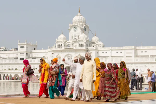 Sikhs and indian people visiting the Golden Temple in Amritsar, Punjab, India. — Stock Photo, Image