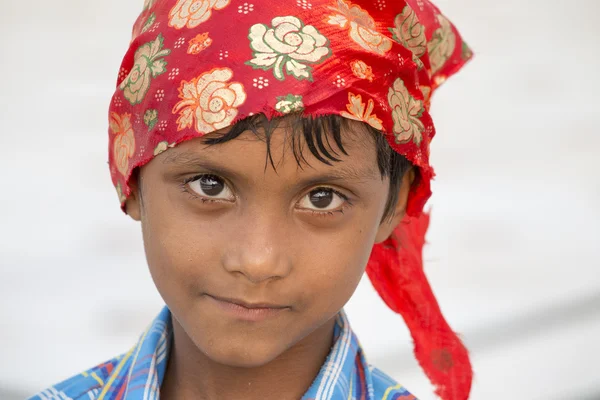 Young Sikh jongen een bezoek aan de gouden tempel in Amritsar, Punjab, India. — Stockfoto