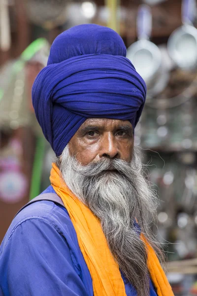 Homme sikh visitant le temple d'or à Amritsar, Punjab, Inde . — Photo