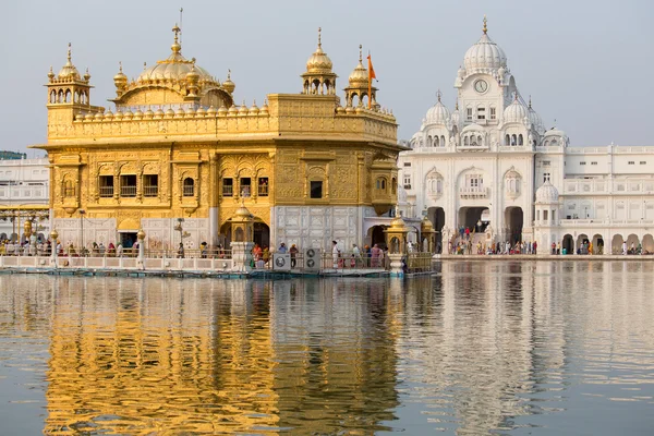 Sijs y gente india visitando el Templo Dorado en Amritsar, Punjab, India . — Foto de Stock