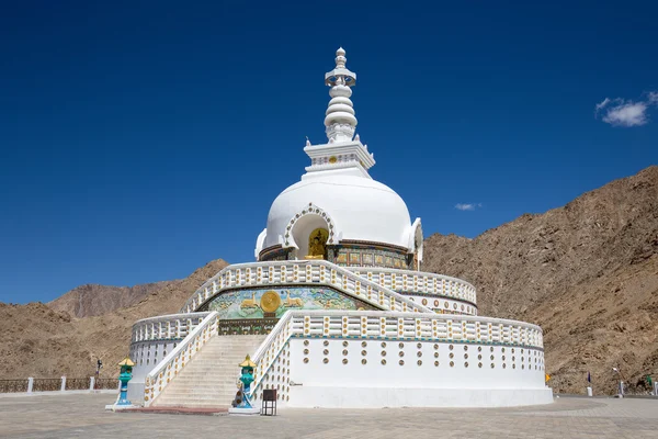 Uzun boylu Shanti Stupa yakınındaki Leh, Ladakh, Jammu ve Keşmir, Hindistan — Stok fotoğraf