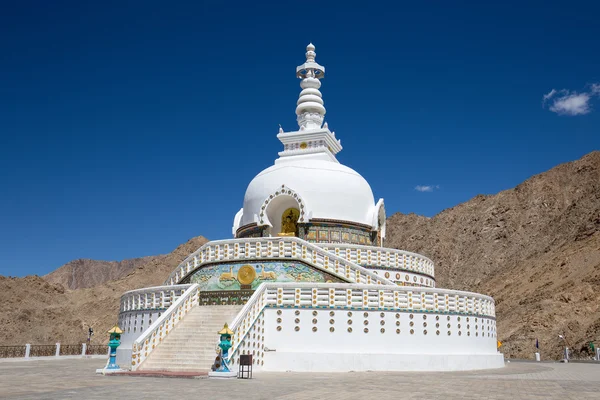 Tall Shanti Stupa near Leh, Ladakh, Jammu and Kashmir, India — Stock Photo, Image