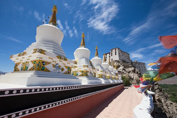 仏教白い仏舎利塔と青空。インド ・ ラダック ・ レー Thiksey 修道院 — ストック写真