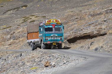 Kamyon üzerinde yüksek irtifa Manali - Leh yol durumunu Himachal Pradesh, Hint Himalayalar, Hindistan